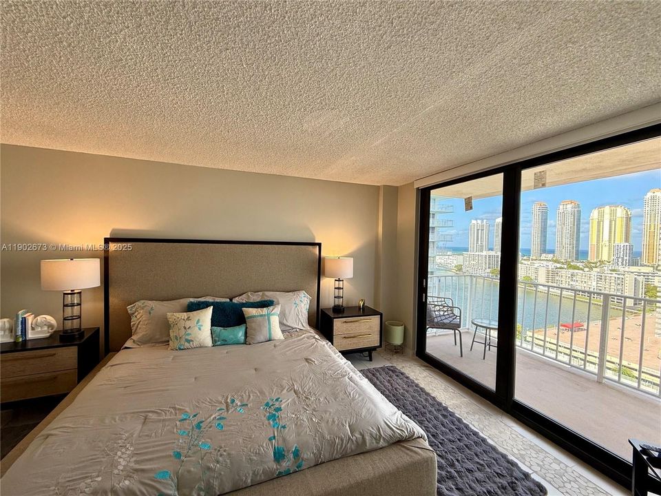 合同活跃: $3,000 (2 贝兹, 2 浴室, 1396 平方英尺)