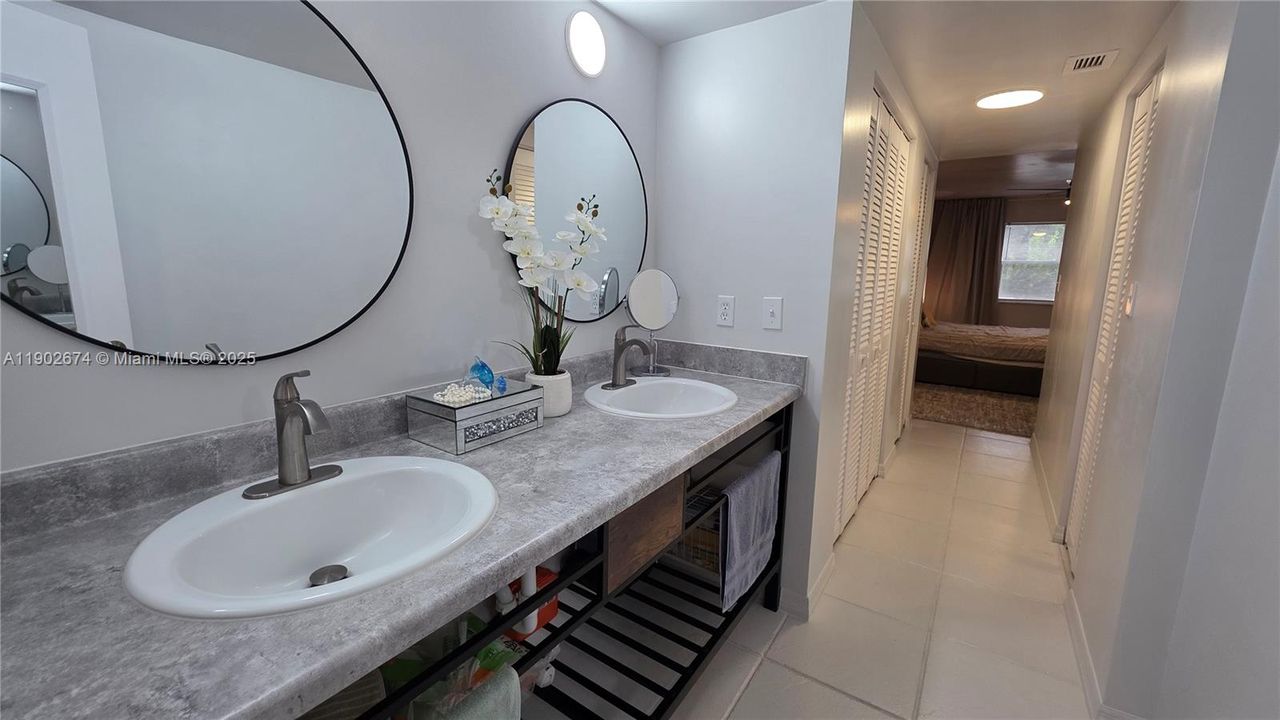 For Sale: $135,500 (1 beds, 1 baths, 1000 Square Feet)