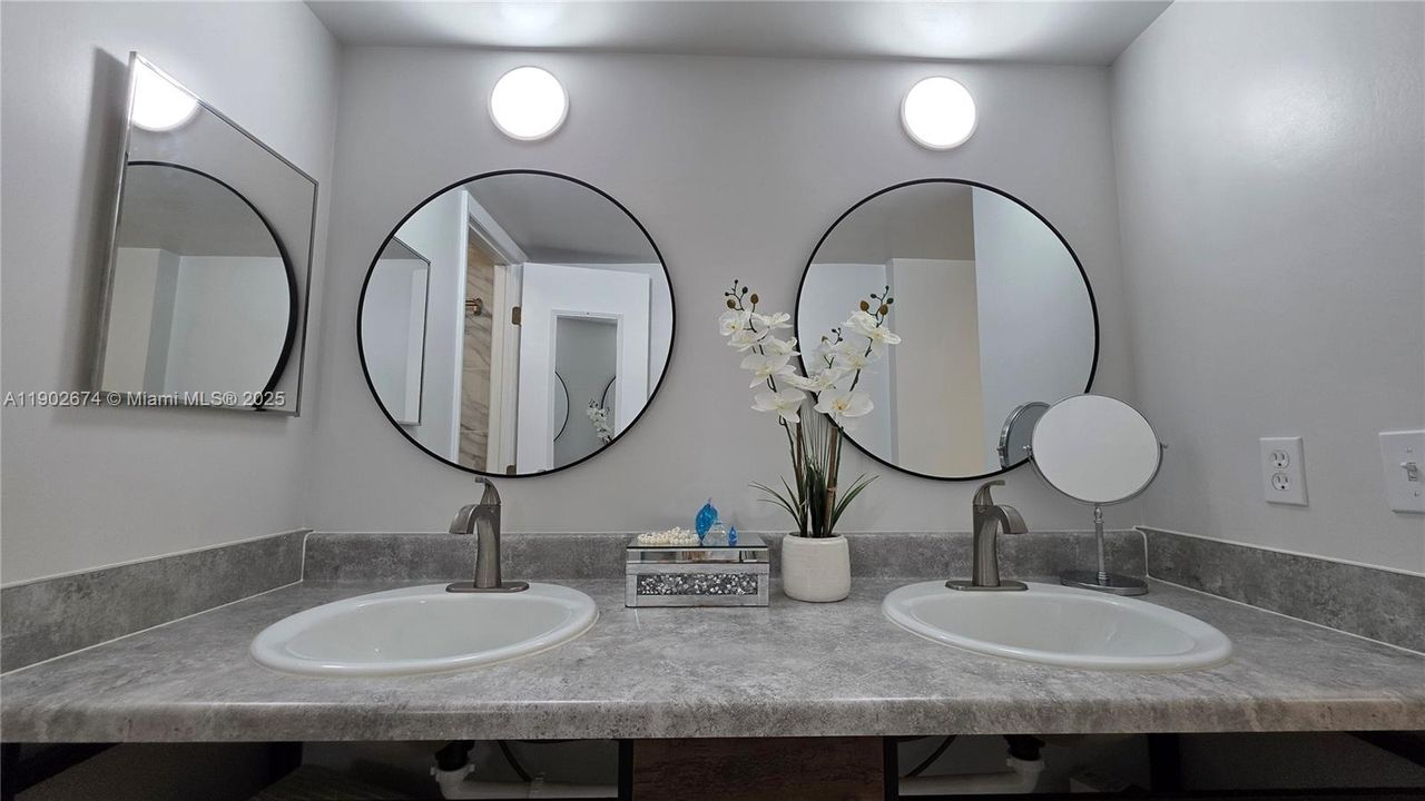 For Sale: $135,500 (1 beds, 1 baths, 1000 Square Feet)