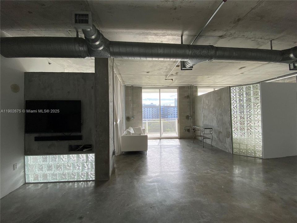 For Sale: $519,000 (2 beds, 2 baths, 963 Square Feet)