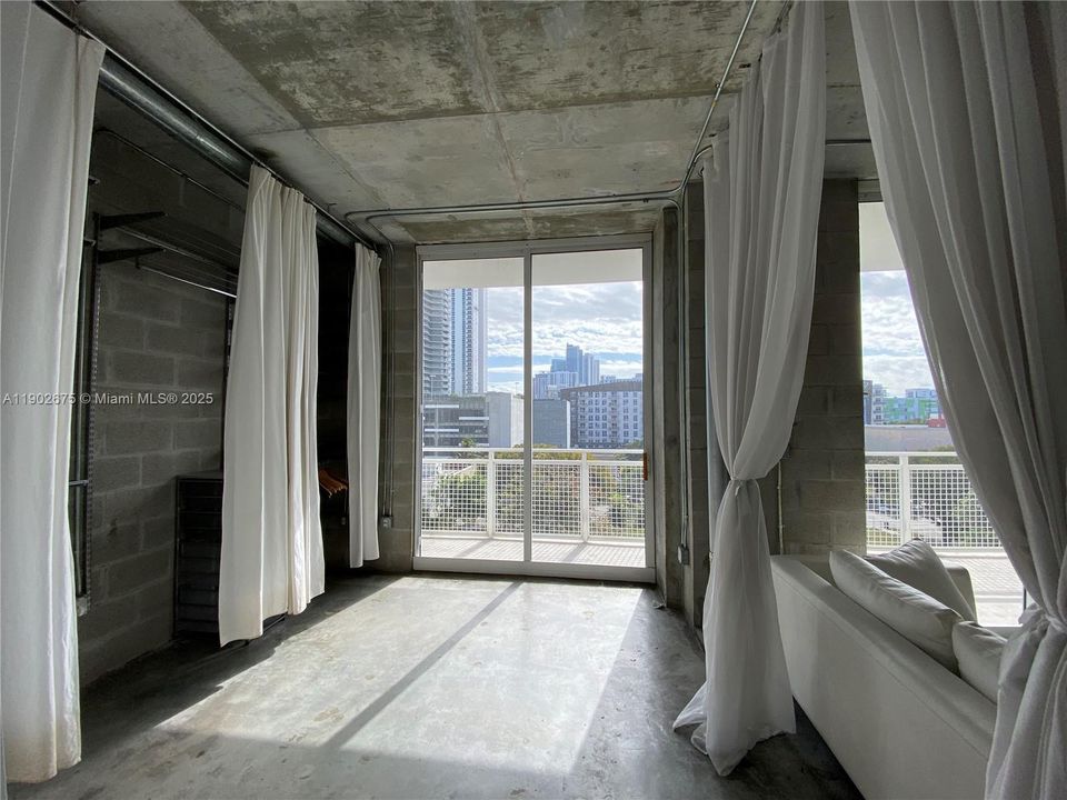 For Sale: $519,000 (2 beds, 2 baths, 963 Square Feet)