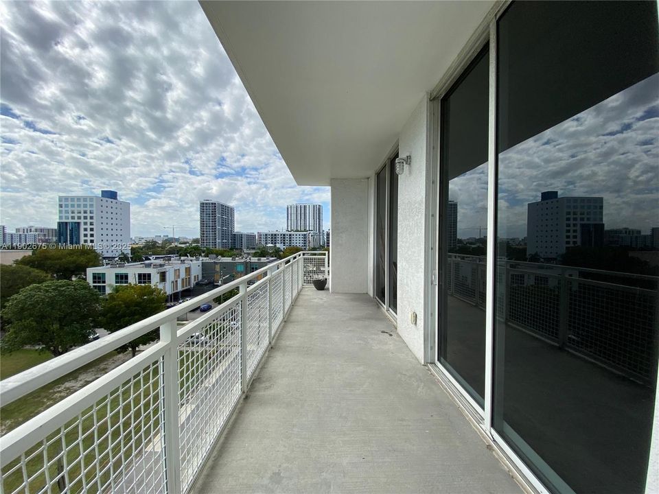 For Sale: $519,000 (2 beds, 2 baths, 963 Square Feet)