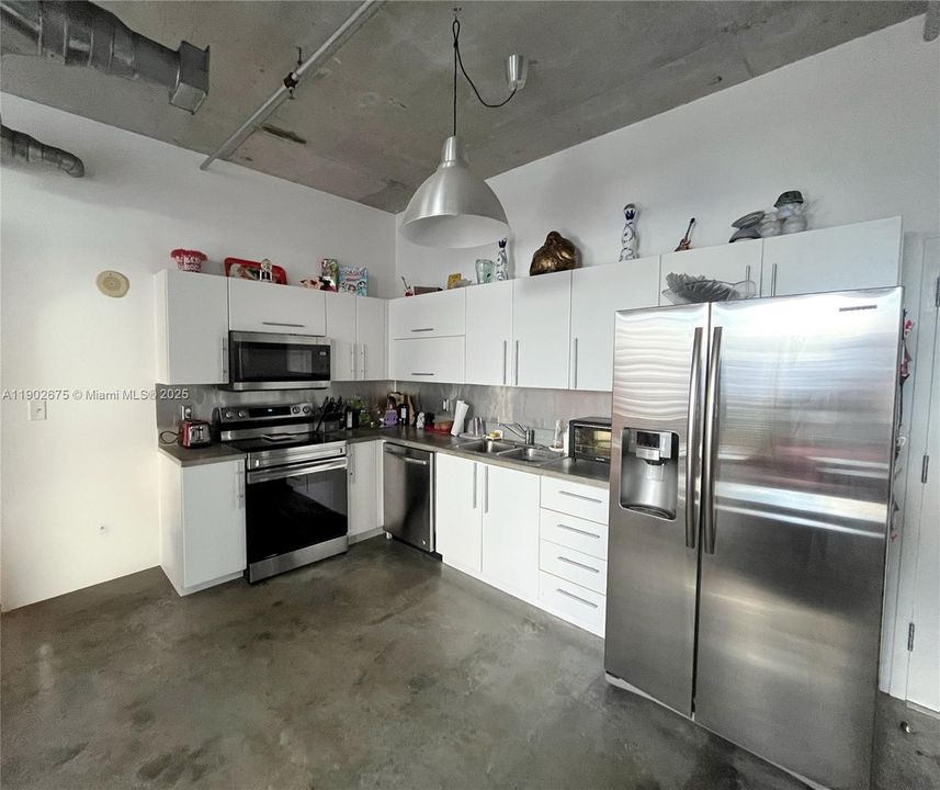 For Sale: $519,000 (2 beds, 2 baths, 963 Square Feet)