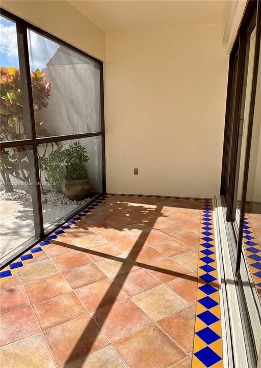 合同活跃: $2,400 (2 贝兹, 2 浴室, 1106 平方英尺)