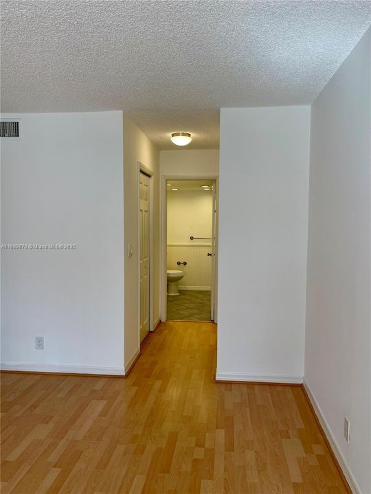 合同活跃: $2,400 (2 贝兹, 2 浴室, 1106 平方英尺)