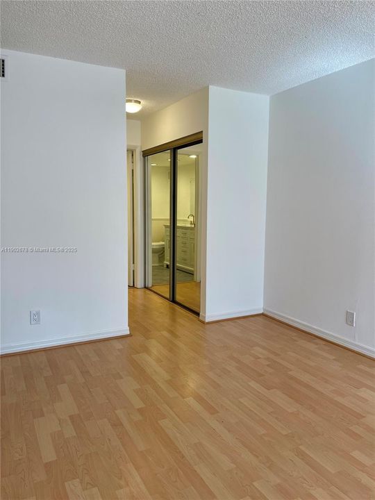 合同活跃: $2,400 (2 贝兹, 2 浴室, 1106 平方英尺)