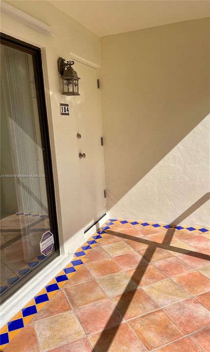 合同活跃: $2,400 (2 贝兹, 2 浴室, 1106 平方英尺)