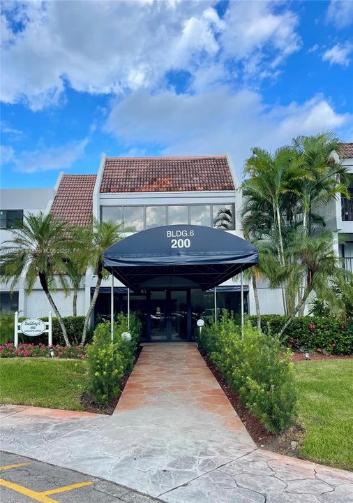 合同活跃: $2,400 (2 贝兹, 2 浴室, 1106 平方英尺)