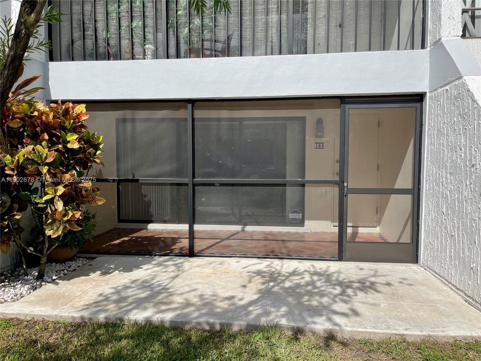 合同活跃: $2,400 (2 贝兹, 2 浴室, 1106 平方英尺)