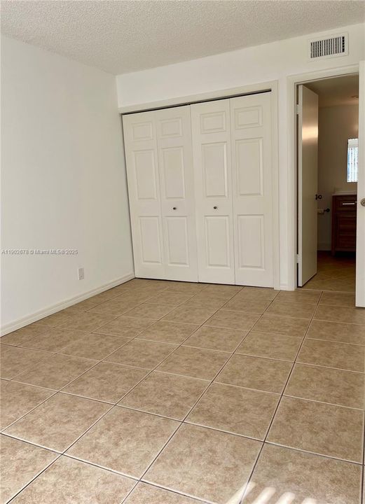 合同活跃: $2,400 (2 贝兹, 2 浴室, 1106 平方英尺)