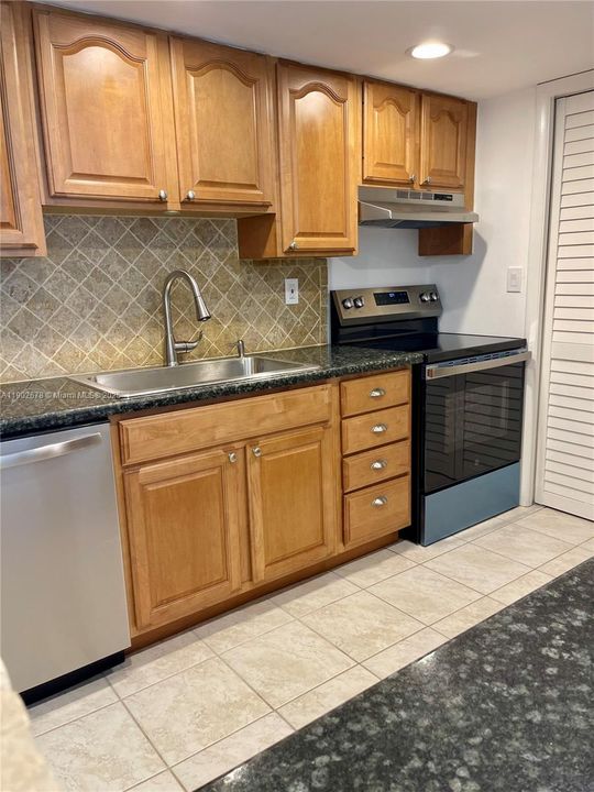 合同活跃: $2,400 (2 贝兹, 2 浴室, 1106 平方英尺)