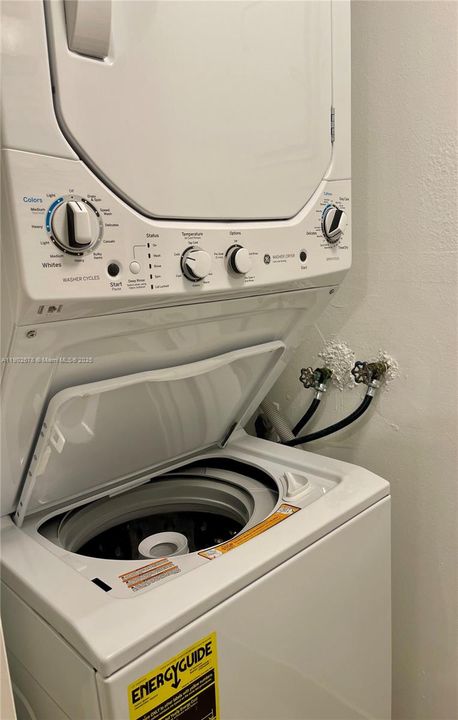 合同活跃: $2,400 (2 贝兹, 2 浴室, 1106 平方英尺)