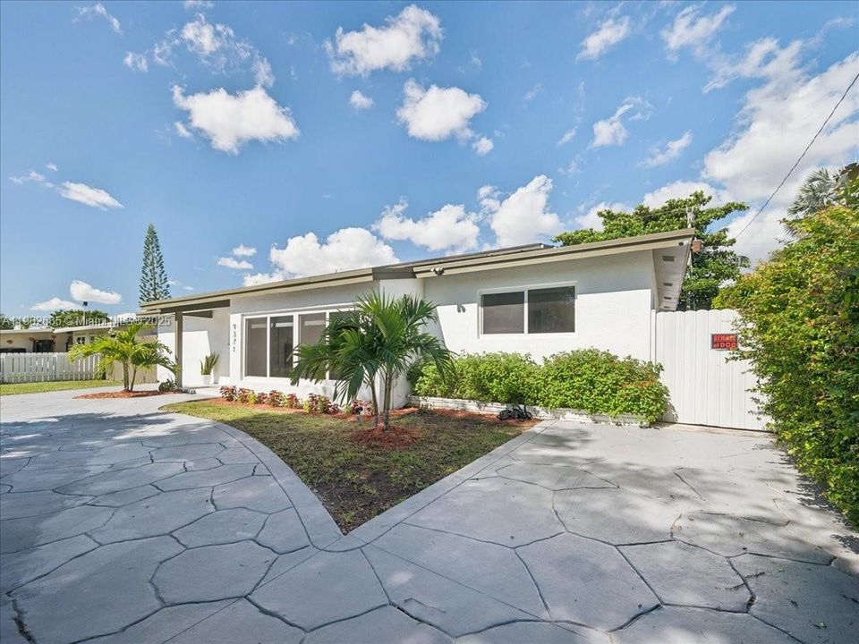 Active With Contract: $699,000 (4 beds, 3 baths, 1612 Square Feet)