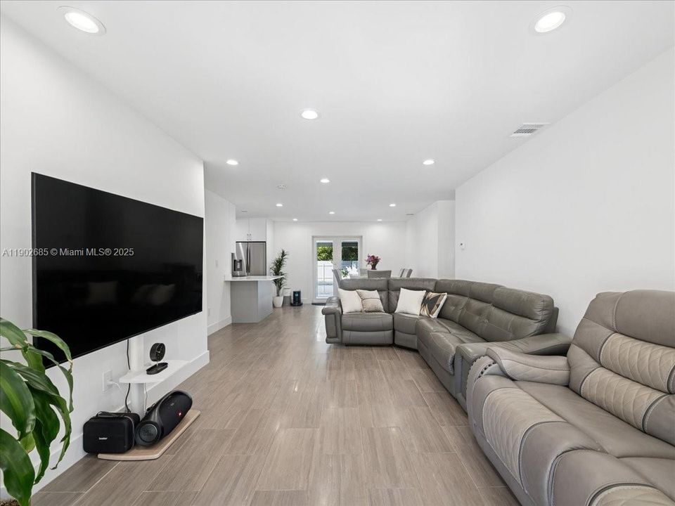 Active With Contract: $699,000 (4 beds, 3 baths, 1612 Square Feet)