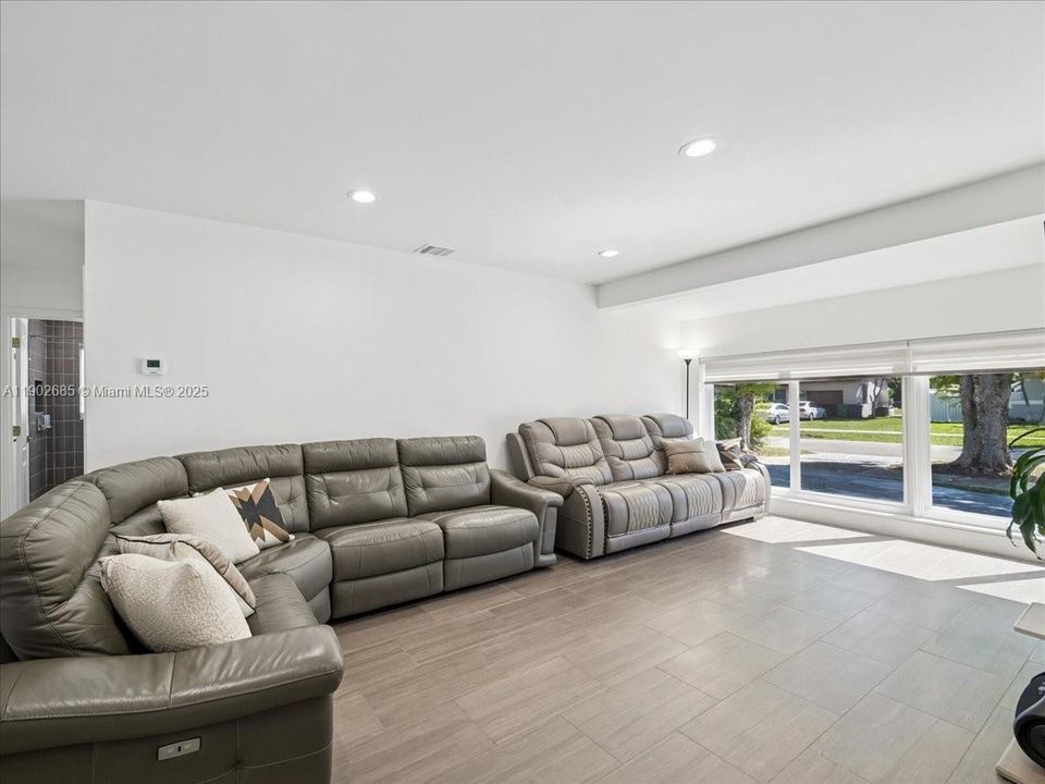 Active With Contract: $699,000 (4 beds, 3 baths, 1612 Square Feet)