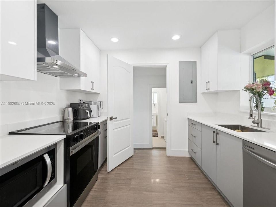 Active With Contract: $699,000 (4 beds, 3 baths, 1612 Square Feet)