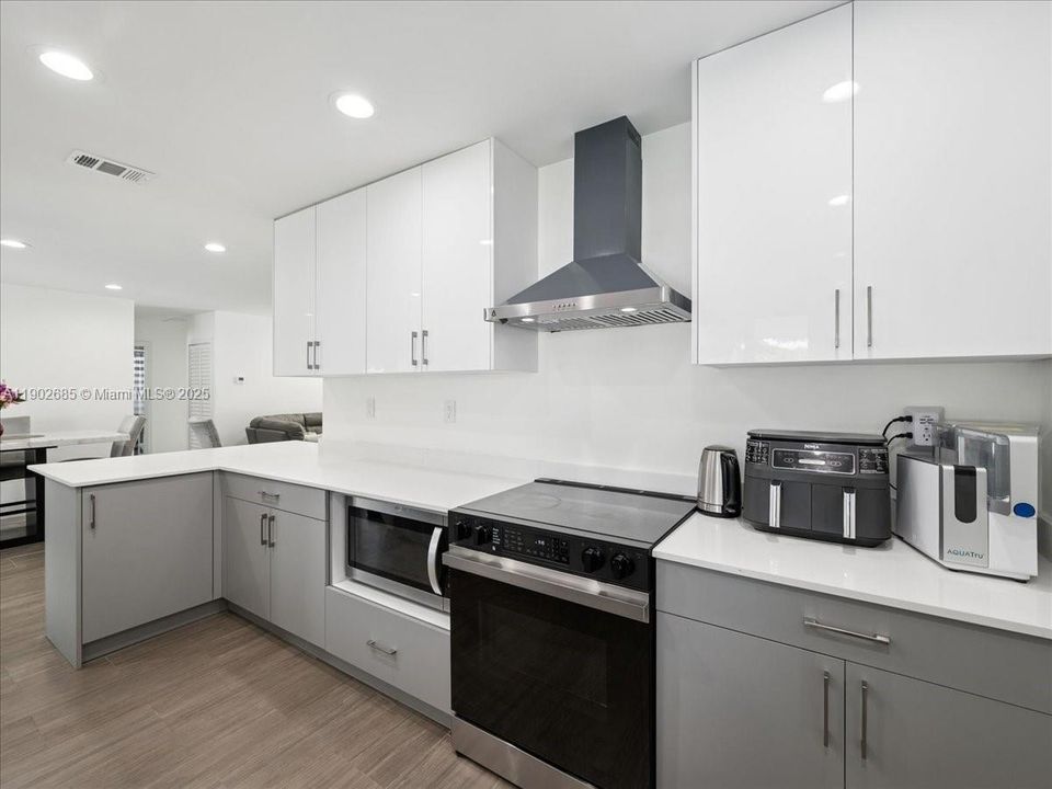 Active With Contract: $699,000 (4 beds, 3 baths, 1612 Square Feet)