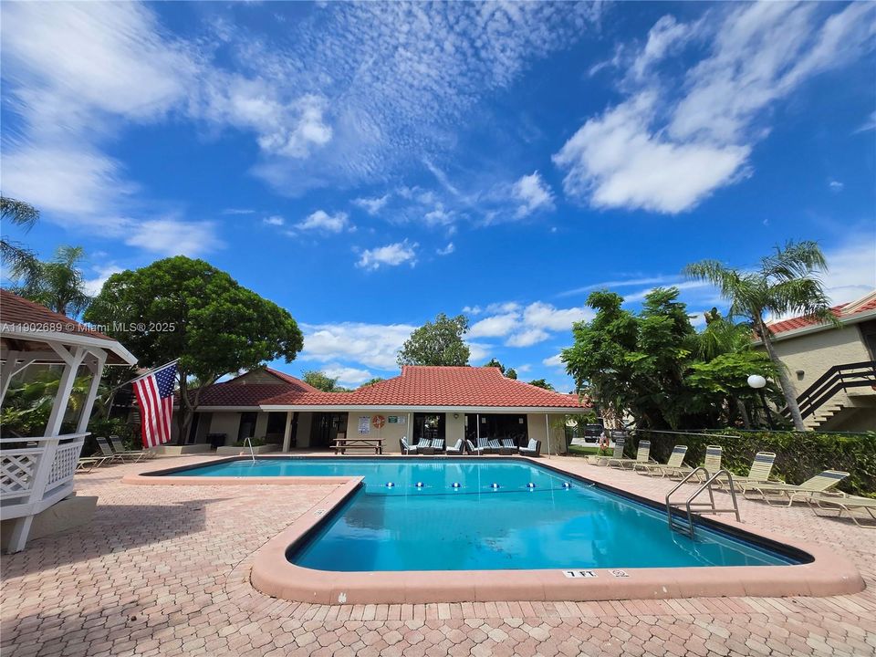 Active With Contract: $155,000 (2 beds, 1 baths, 684 Square Feet)