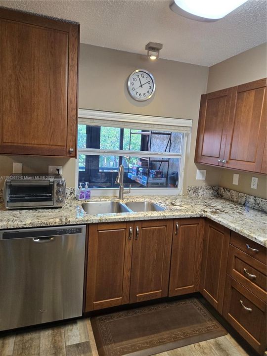 Active With Contract: $155,000 (2 beds, 1 baths, 684 Square Feet)