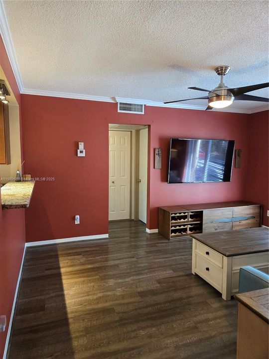 Active With Contract: $155,000 (2 beds, 1 baths, 684 Square Feet)