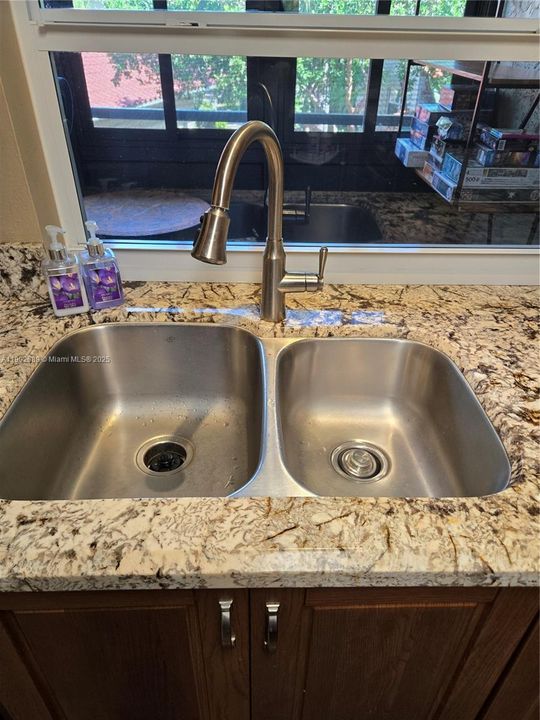 Active With Contract: $155,000 (2 beds, 1 baths, 684 Square Feet)