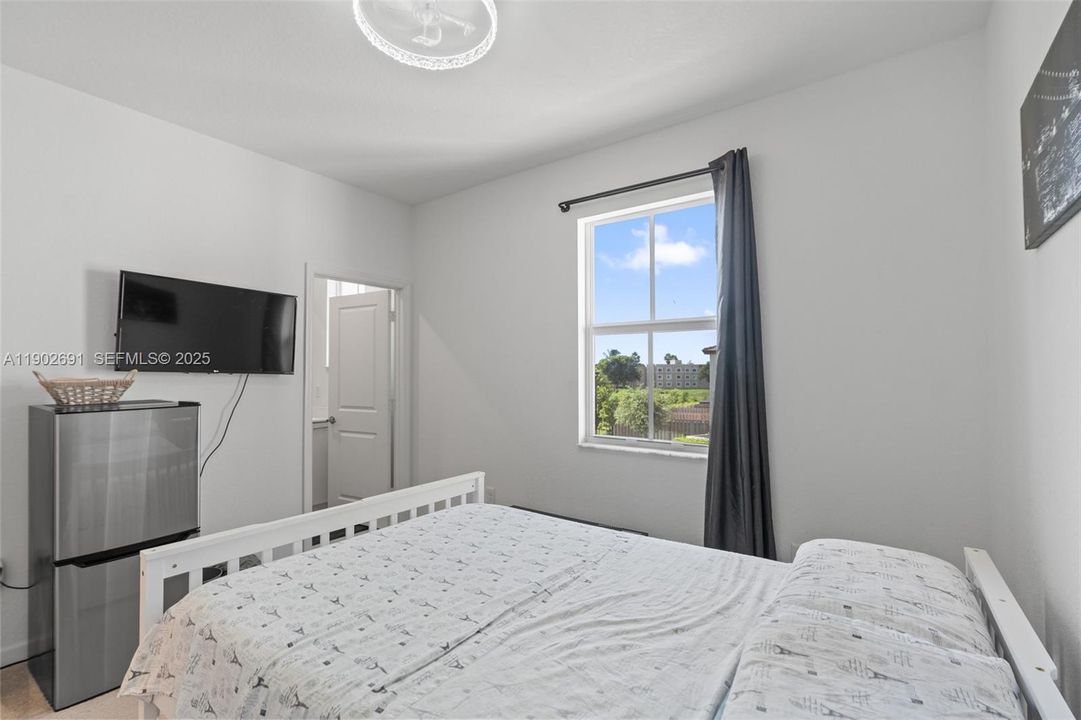 For Sale: $489,000 (3 beds, 3 baths, 1328 Square Feet)