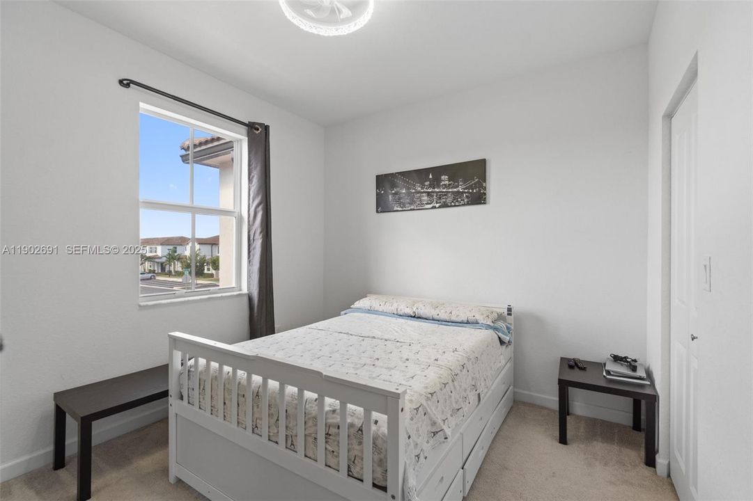 En Venta: $489,000 (3 camas, 3 baños, 1328 Pies cuadrados)