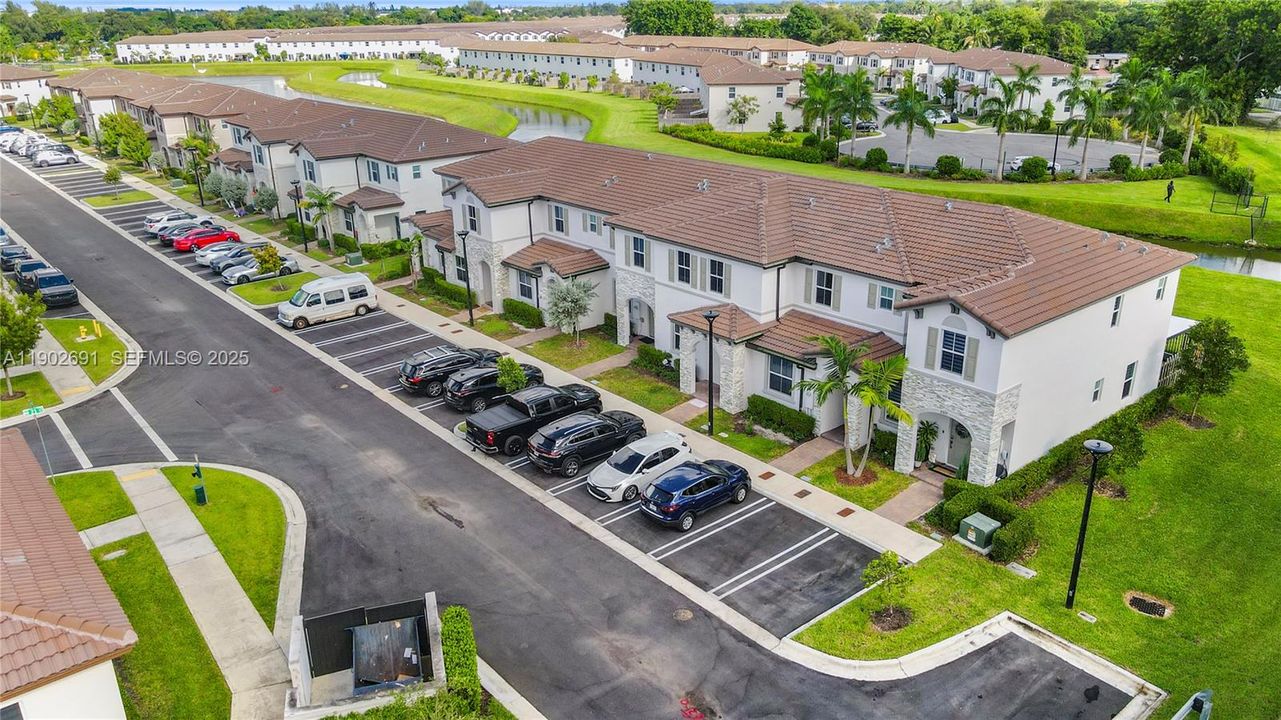 En Venta: $489,000 (3 camas, 3 baños, 1328 Pies cuadrados)