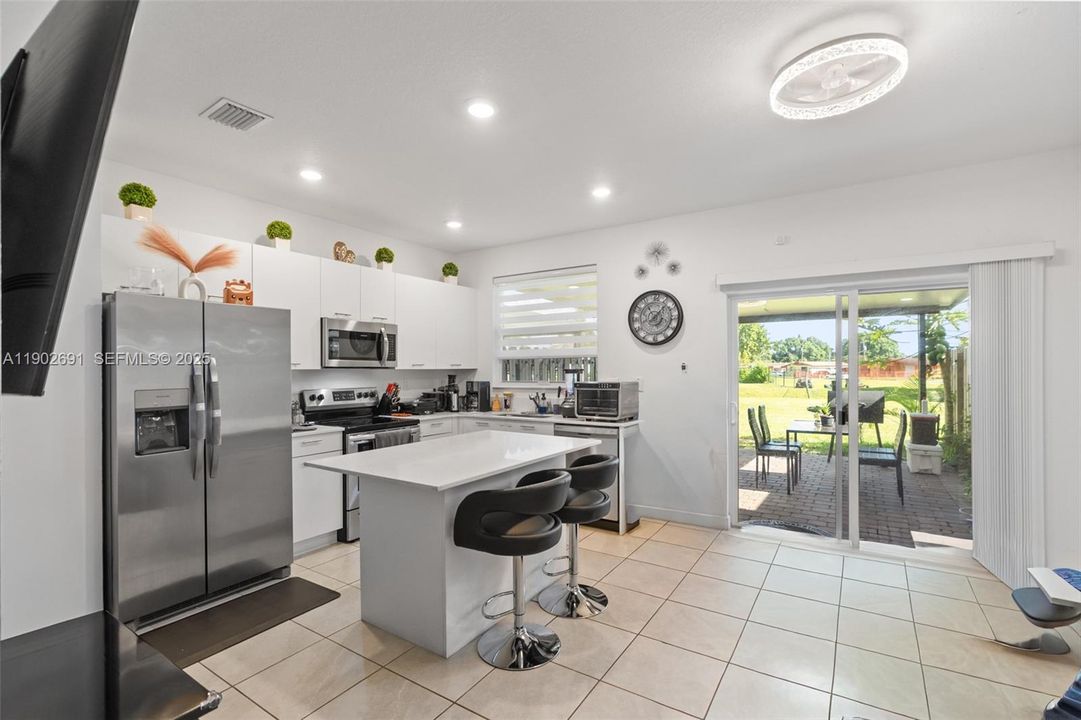 En Venta: $489,000 (3 camas, 3 baños, 1328 Pies cuadrados)