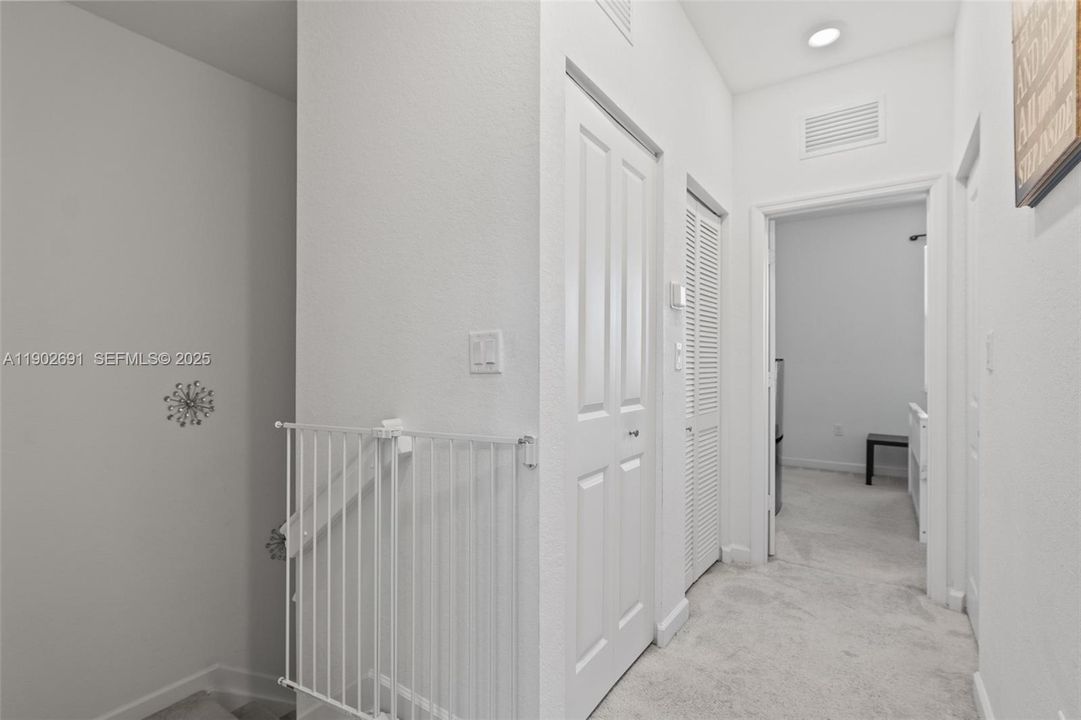 En Venta: $489,000 (3 camas, 3 baños, 1328 Pies cuadrados)