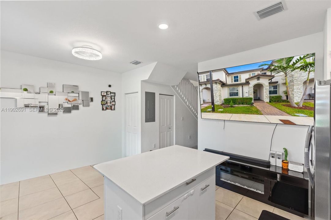 En Venta: $489,000 (3 camas, 3 baños, 1328 Pies cuadrados)