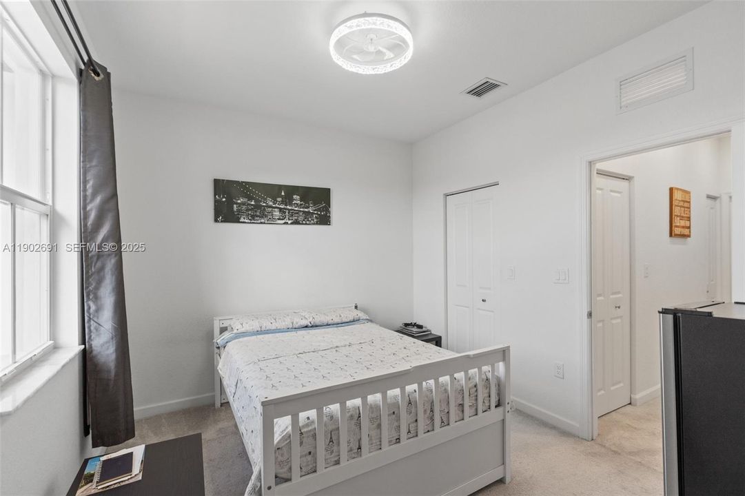 En Venta: $489,000 (3 camas, 3 baños, 1328 Pies cuadrados)