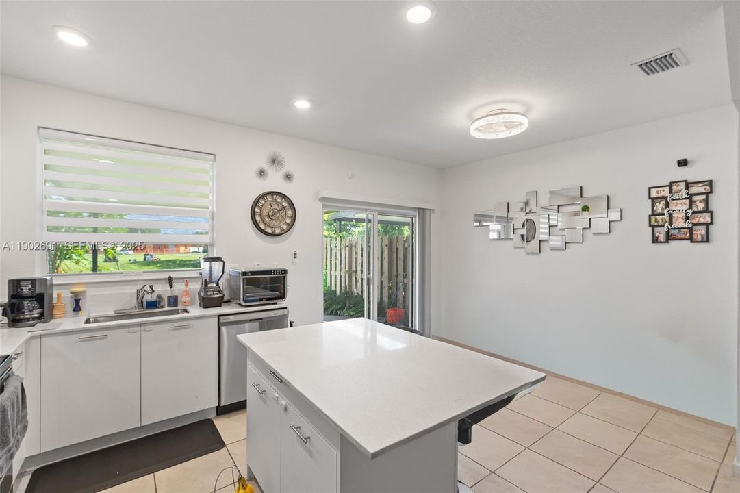 En Venta: $489,000 (3 camas, 3 baños, 1328 Pies cuadrados)