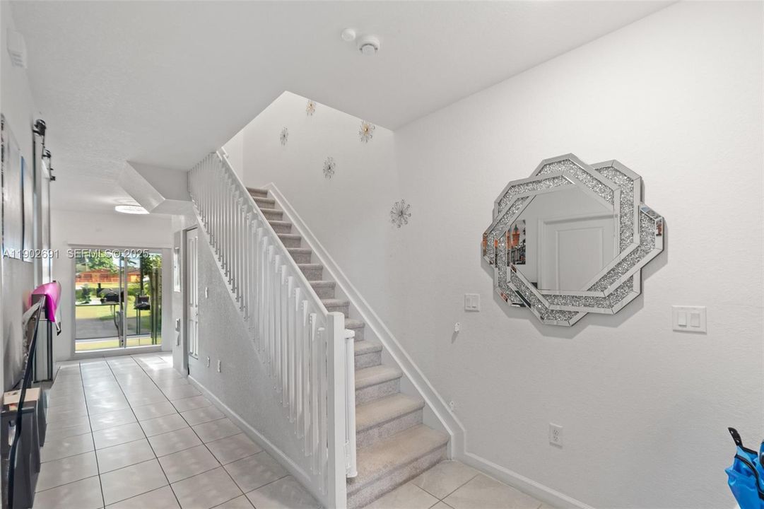 En Venta: $489,000 (3 camas, 3 baños, 1328 Pies cuadrados)