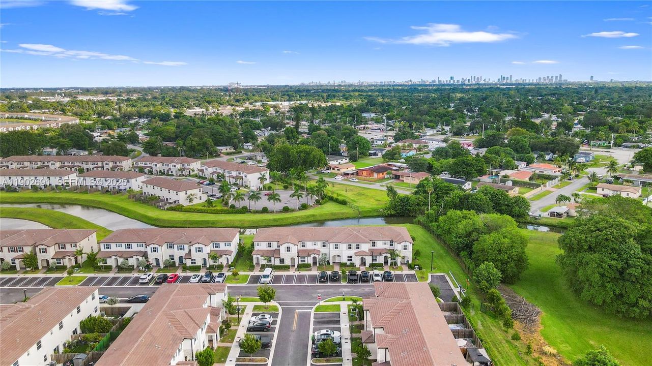 En Venta: $489,000 (3 camas, 3 baños, 1328 Pies cuadrados)