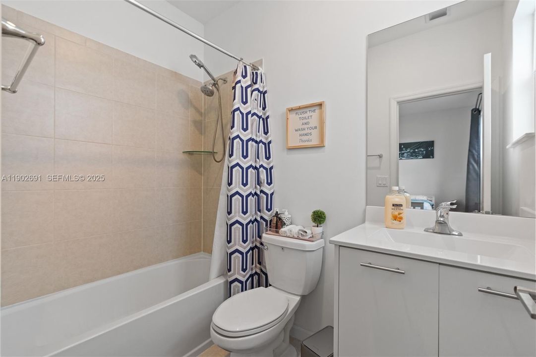 En Venta: $489,000 (3 camas, 3 baños, 1328 Pies cuadrados)