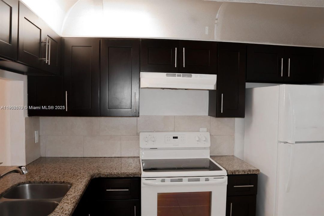 合同活跃: $2,095 (2 贝兹, 2 浴室, 914 平方英尺)