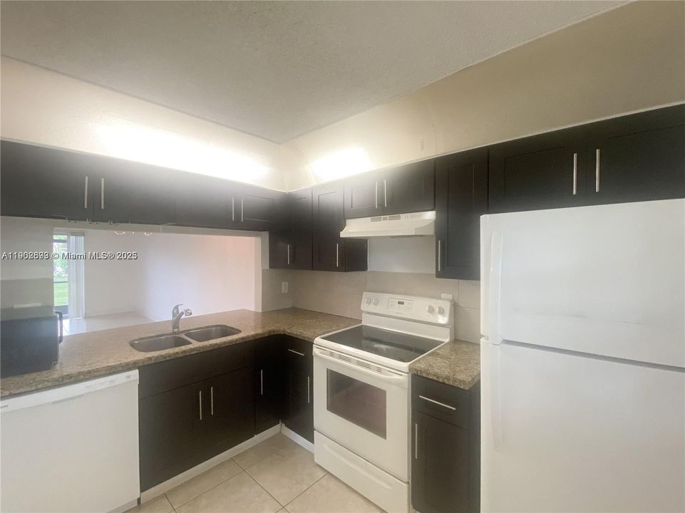 合同活跃: $2,095 (2 贝兹, 2 浴室, 914 平方英尺)