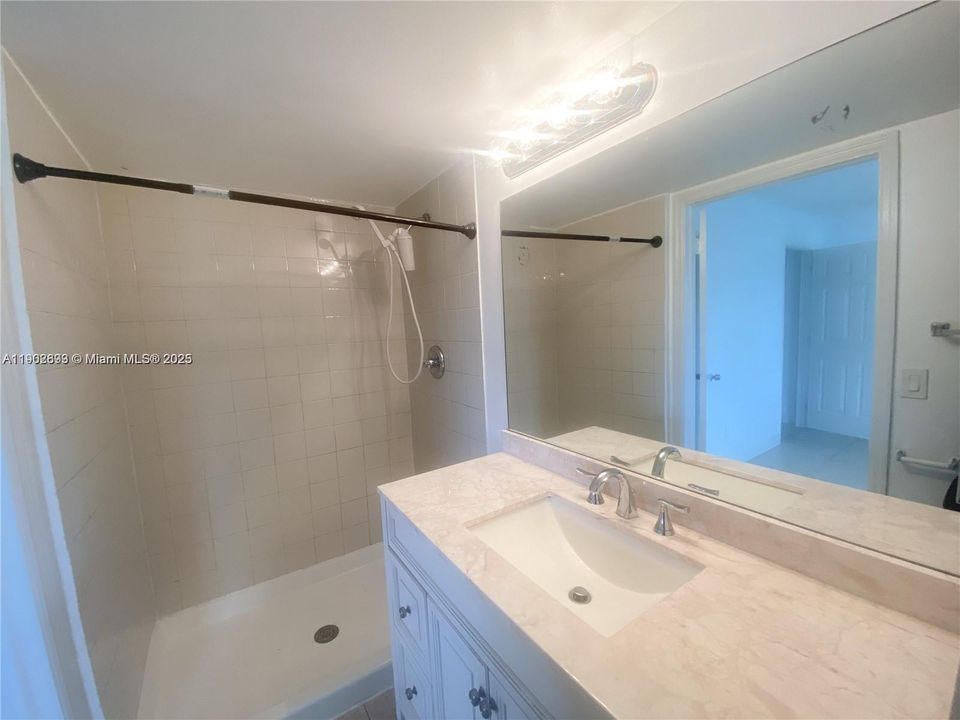 合同活跃: $2,095 (2 贝兹, 2 浴室, 914 平方英尺)