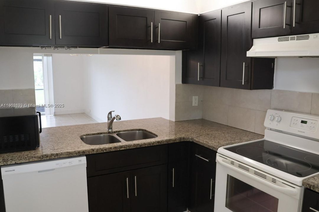 合同活跃: $2,095 (2 贝兹, 2 浴室, 914 平方英尺)