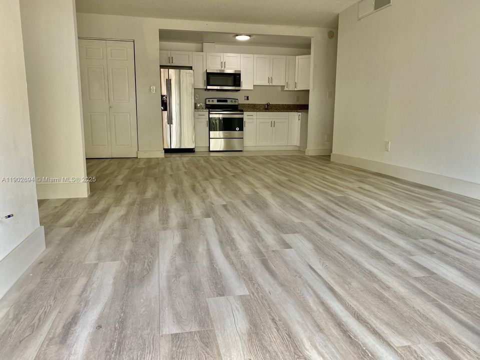 Active With Contract: $295,000 (2 beds, 2 baths, 1060 Square Feet)