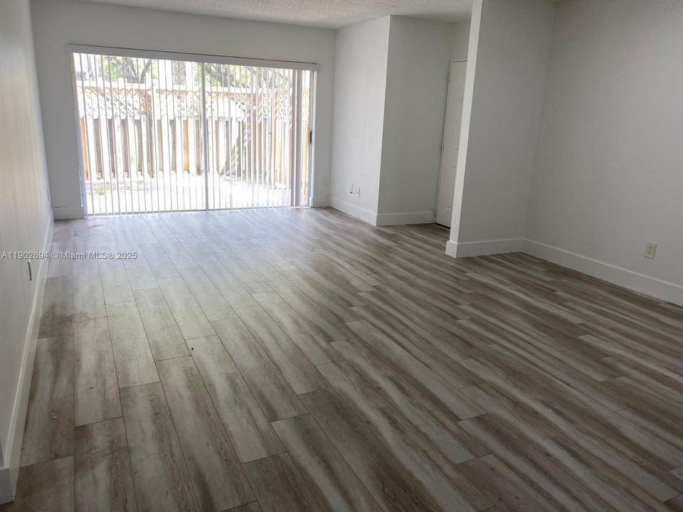 Active With Contract: $295,000 (2 beds, 2 baths, 1060 Square Feet)