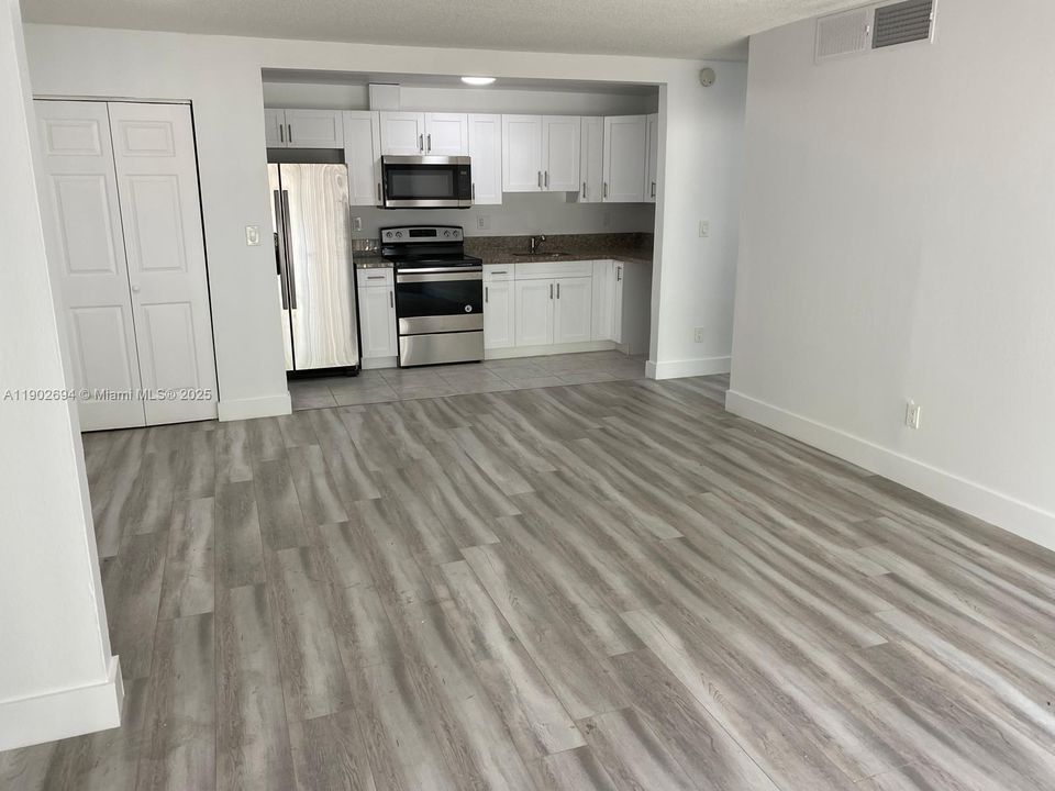 Active With Contract: $295,000 (2 beds, 2 baths, 1060 Square Feet)