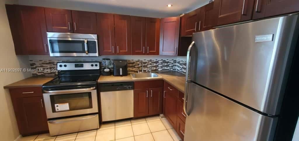 For Rent: $1,575 (1 beds, 1 baths, 825 Square Feet)
