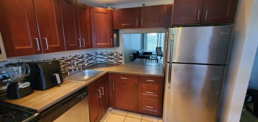 For Rent: $1,575 (1 beds, 1 baths, 825 Square Feet)