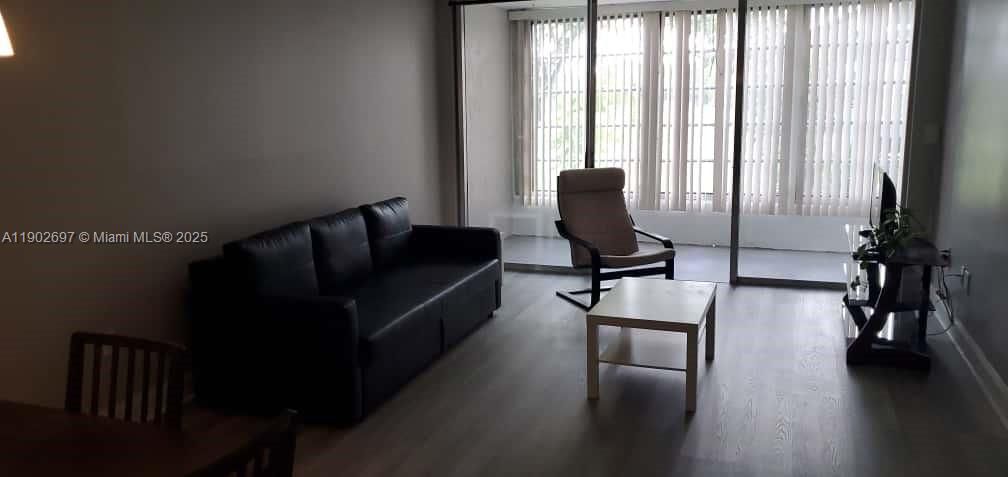 For Rent: $1,575 (1 beds, 1 baths, 825 Square Feet)