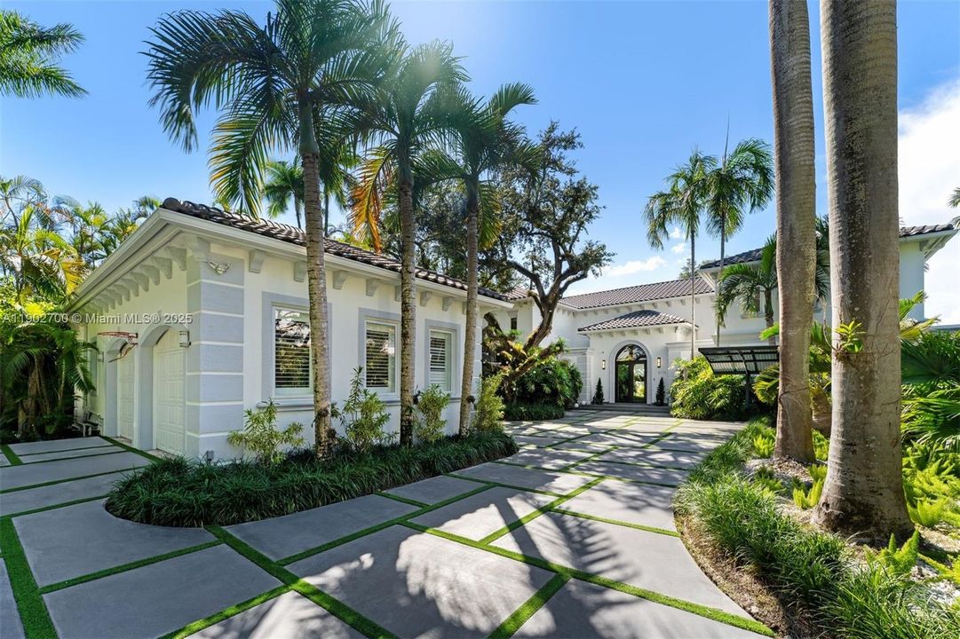 For Sale: $4,995,000 (5 beds, 5 baths, 6447 Square Feet)