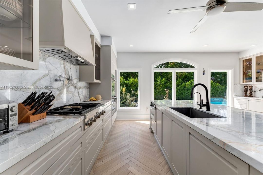 For Sale: $4,995,000 (5 beds, 5 baths, 6447 Square Feet)