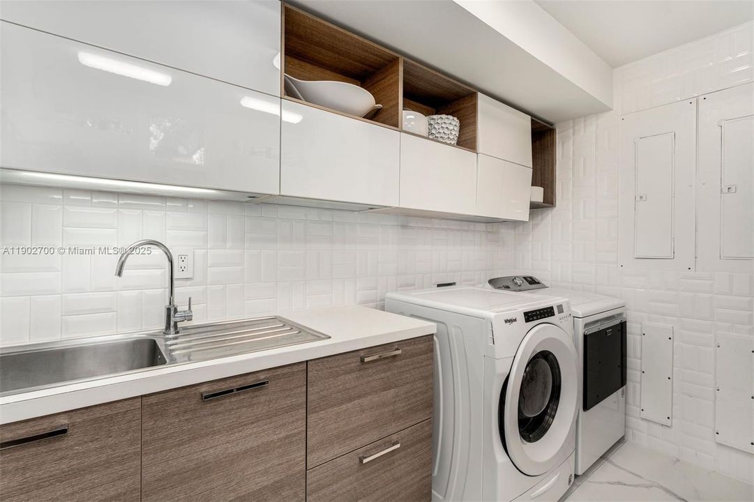 For Sale: $4,995,000 (5 beds, 5 baths, 6447 Square Feet)