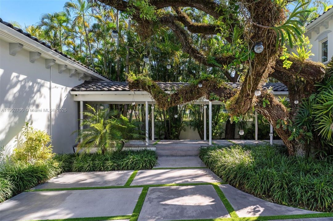 For Sale: $4,995,000 (5 beds, 5 baths, 6447 Square Feet)